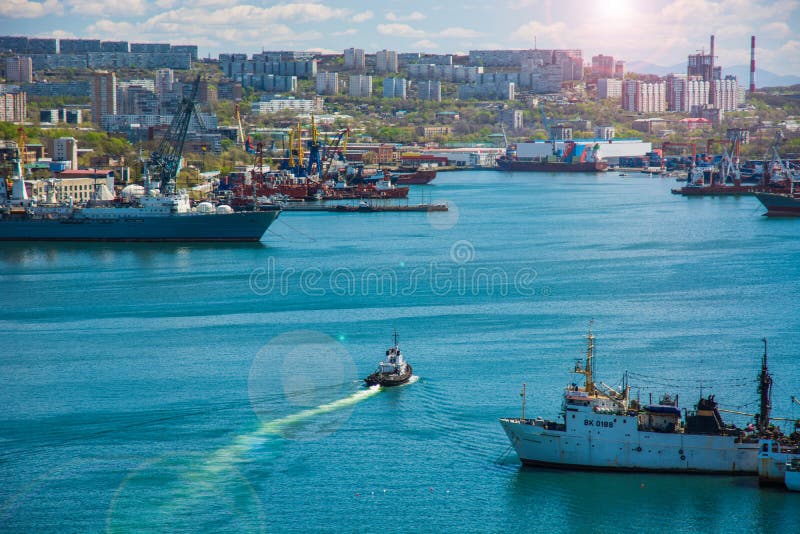 Marine City Fjärd med skepp skeppflötena royaltyfri foto Marine City Fjärd med skepp skeppflötena royaltyfri foto