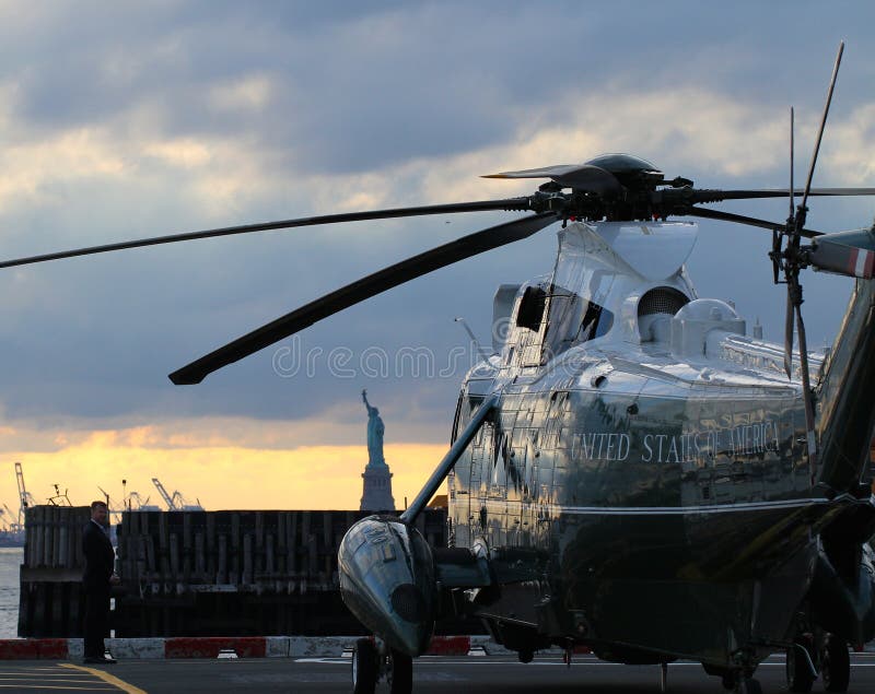 Marine One VH-3D en el helipuerto de Wall Street con la estatua de la libertad en el fondo foto de archivo Marine One VH-3D en el helipuerto de Wall Street con la estatua de la libertad en el fondo foto de archivo