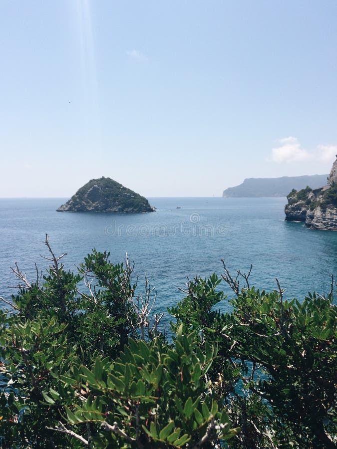 Marine View con un'isola immagini stock Marine View con un'isola immagini stock