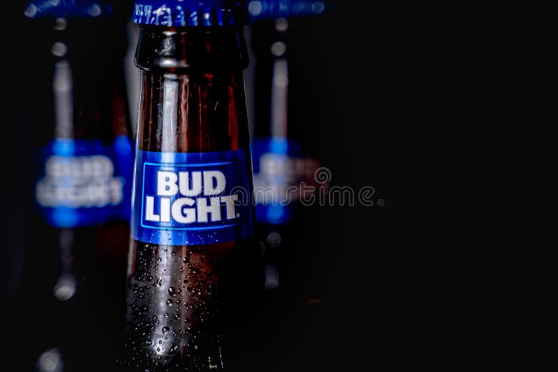 Marinette, WI/U S A -9 novembre 2019 : Bouteilles de bière Bud Light, une bière légère américaine