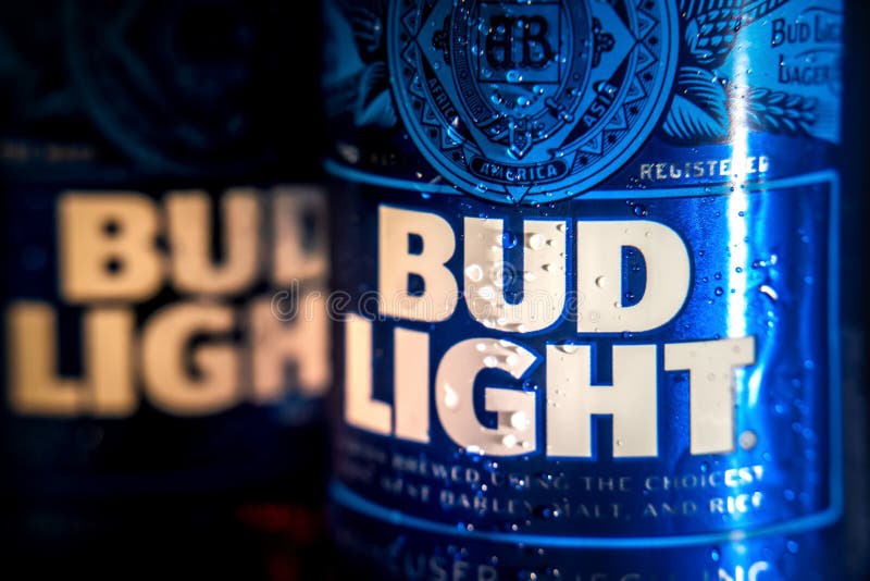 Marinette, WI/U S A -Noviembre 9, 2019: Botellas de cerveza Bud Light, una cerveza estadounidense ligera