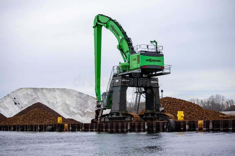 875e Crane Stock Photos Free & RoyaltyFree Stock Photos from Dreamstime