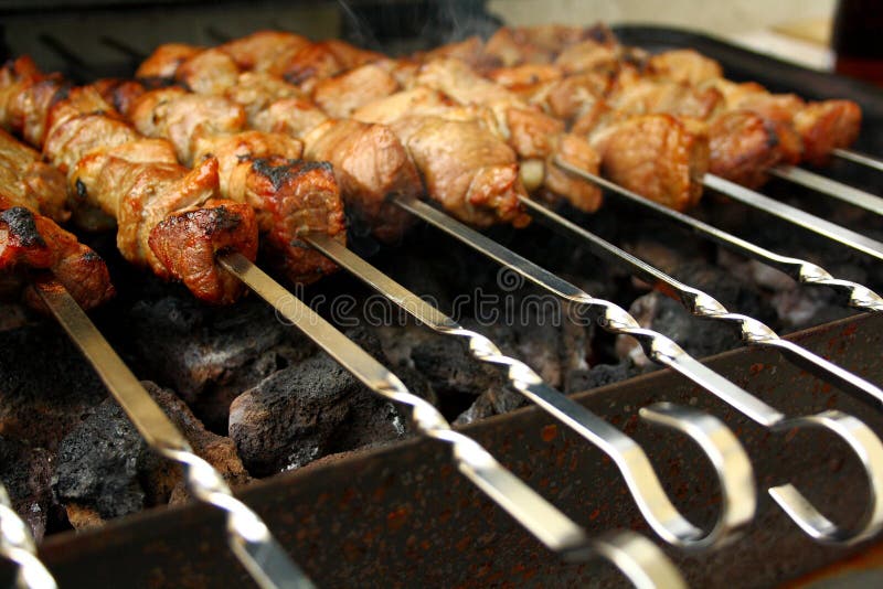 Mariniertes Lamm Mit Zwiebelringen Und -gewürzen Stockfoto - Bild von ...