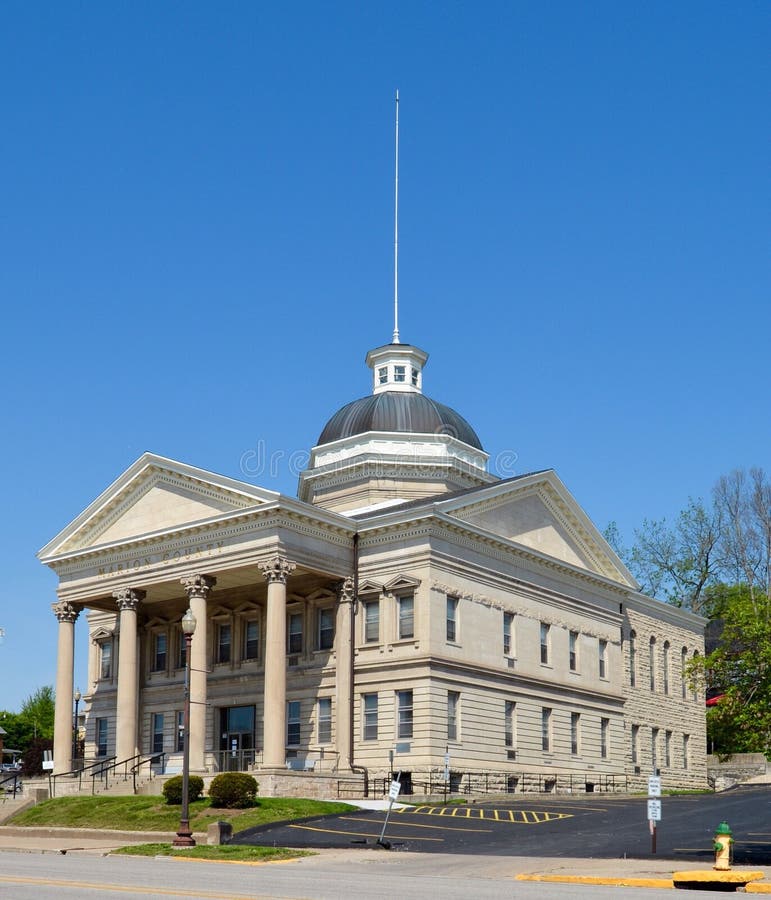 Het Gerechtshof Van De Provincie Marion Vindt Zijn Weerslag In Een Raam