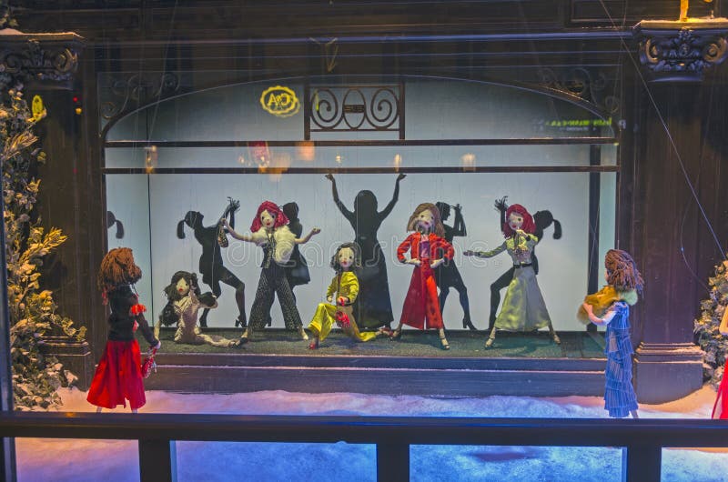 Marionetas de Dansing en ventana de la tienda de París fotos de archivo libres de regalías Marionetas de Dansing en ventana de la tienda de París fotos de archivo libres de regalías