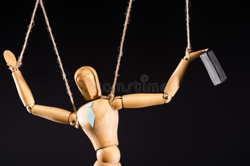 Marionete de madeira em cordas com mala imagem de stock royalty free