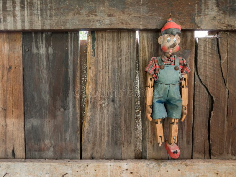 Marionete de madeira idoso de Pinocchio imagens de stock royalty free
