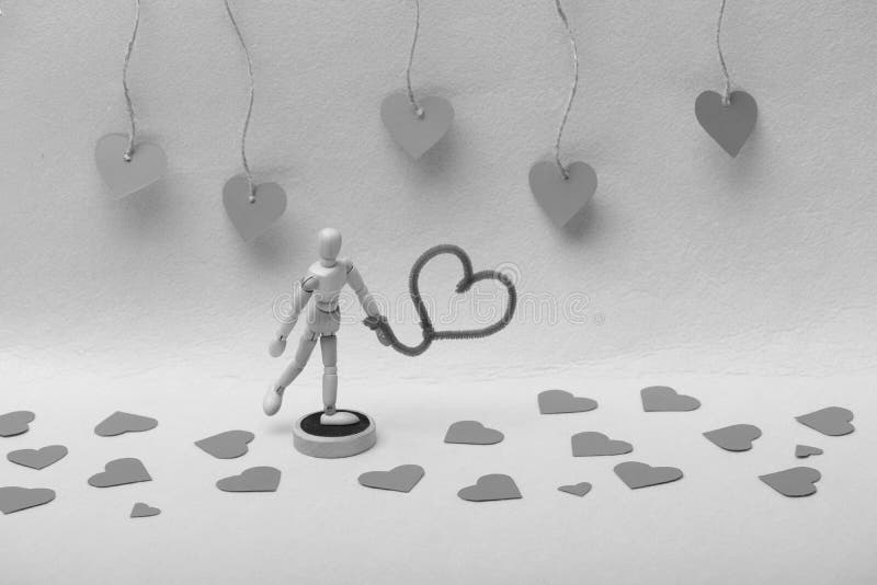 Marionete de madeira que está com coração distorcido do fio foto de stock