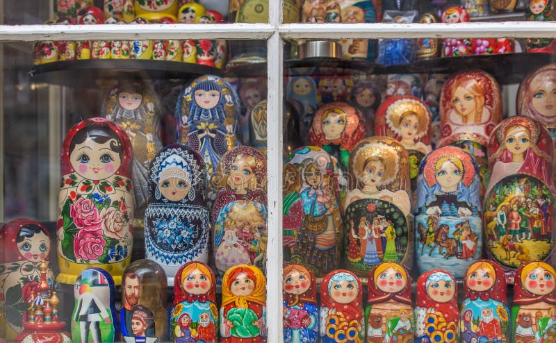 Marionnettes de Matryoshka dans la fenêtre de magasin photo libre de droits Marionnettes de Matryoshka dans la fenêtre de magasin photo libre de droits