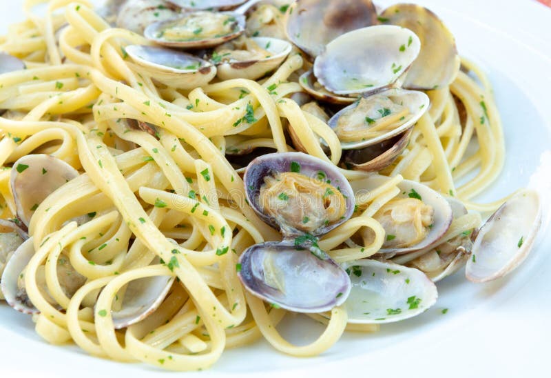 Marisco italiano tradicional, vongole dos espaguetes feito com seashel imagem de stock royalty free Marisco italiano tradicional, vongole dos espaguetes feito com seashel imagem de stock royalty free