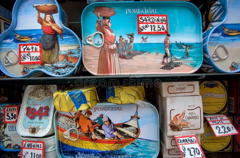 Marisco tradicional com os peixes da sardinha para a venda Peixes fumados enlatados sortidos na lata pequena Projeto retro para c fotos de stock Marisco tradicional com os peixes da sardinha para a venda Peixes fumados enlatados sortidos na lata pequena Projeto retro para c fotos de stock