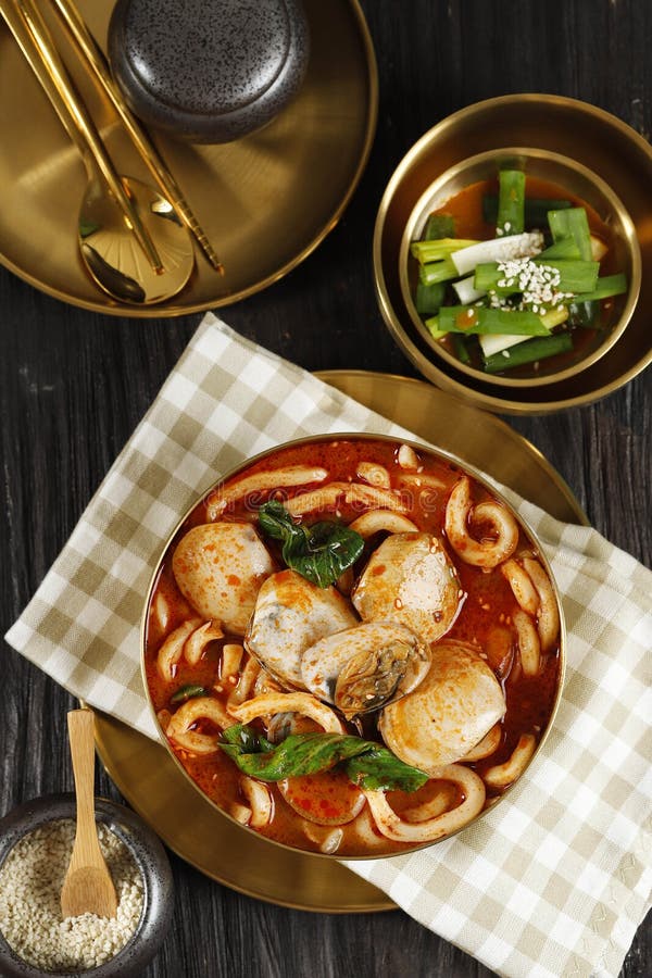 Marisco udon estilo chinês macarrão popular na coreia ou jjampong. vista superior