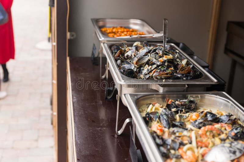 Mariscos Asados A La Parrilla En El Contador De La Comida Fría Foto de