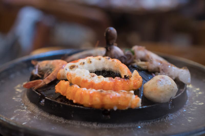 Mariscos en el cocido al vapor y el asado a la parilla del pote de la cocina al vapor imagen de archivo libre de regalías Mariscos en el cocido al vapor y el asado a la parilla del pote de la cocina al vapor imagen de archivo libre de regalías