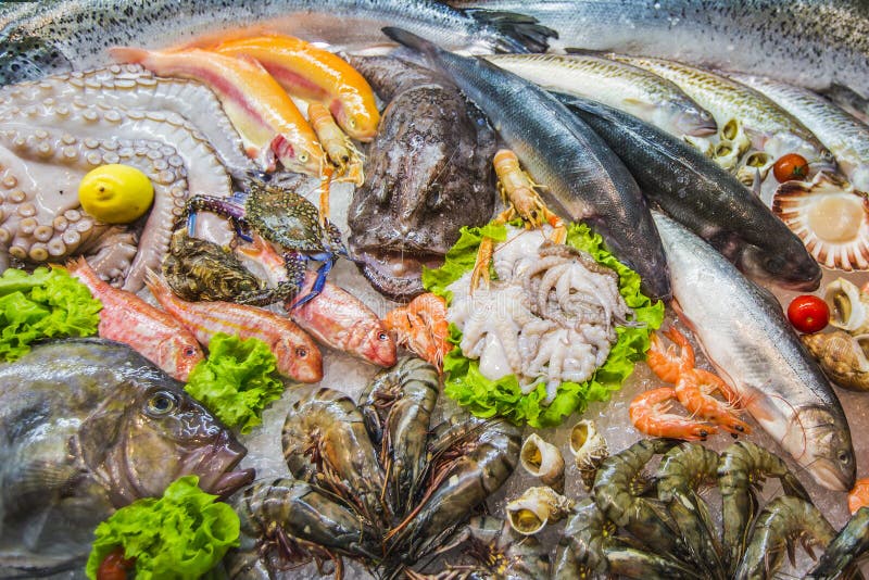 llenar Universidad sin embargo Mariscos En El Hielo En El Mercado De Pescados, Pez Marino, Cangrejo,  Camarón, Pulpo, Conchas De Peregrino Foto de archivo - Imagen de pesca,  océano: 105026490