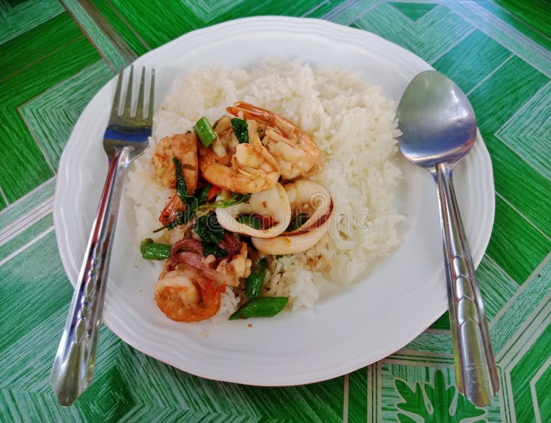 Mariscos y vegetables sofritos  en el arroz fotos de archivo Mariscos y vegetables sofritos  en el arroz fotos de archivo