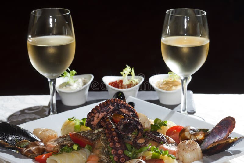 Mariscos y vino blanco foto de archivo. Imagen de comida 35200696
