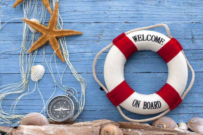 Maritieme Decoratie met shells, zeester, varend schip, visnet op blauw afwijkingshout royalty-vrije stock fotografie Maritieme Decoratie met shells, zeester, varend schip, visnet op blauw afwijkingshout royalty-vrije stock fotografie