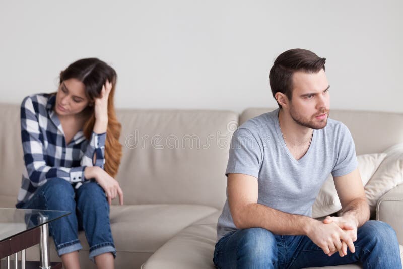 Marito arrabbiato triste che trascura evitando conversazione ad imbrogliare cattiva moglie fotografia stock Marito arrabbiato triste che trascura evitando conversazione ad imbrogliare cattiva moglie fotografia stock