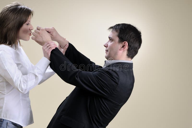 Marito bianco che prova a chiudere la sua bocca della moglie fotografia stock Marito bianco che prova a chiudere la sua bocca della moglie fotografia stock