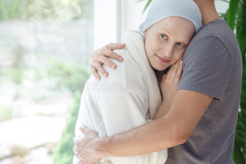 Marito che abbraccia donna con cancro