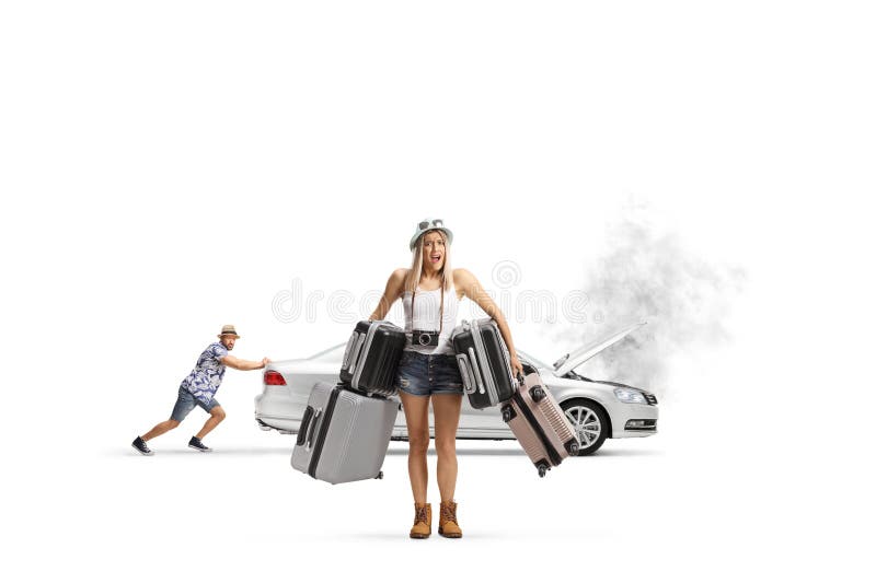 Marito che spinge un'auto e una donna arrabbiata in piedi con una valigia fotografia stock libera da diritti