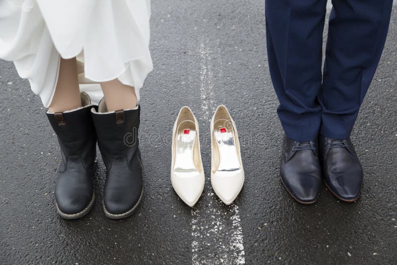 Marié dans le costume et jeune mariée dans la robe de mariage tenant des mains photographie stock Marié dans le costume et jeune mariée dans la robe de mariage tenant des mains photographie stock