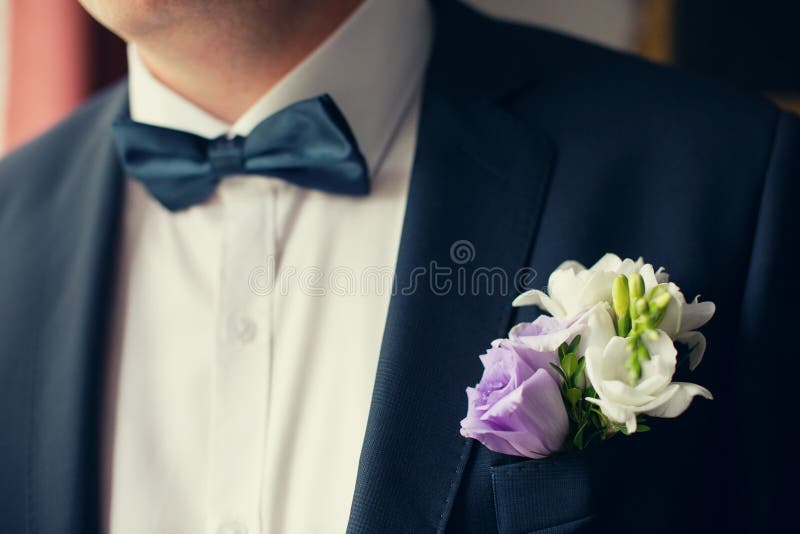 Marié dans le costume noir avec la boutonnière de fleur photo stock Marié dans le costume noir avec la boutonnière de fleur photo stock
