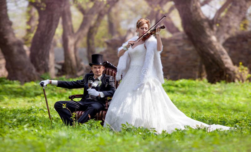 Marié et jeune mariée avec le violon photos libres de droits Marié et jeune mariée avec le violon photos libres de droits