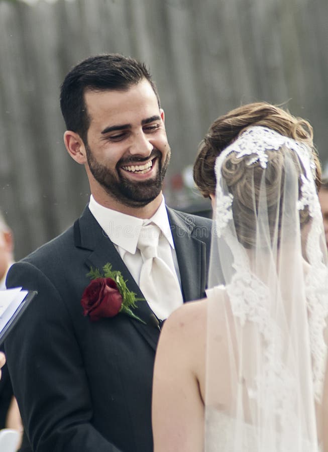 Marié riant heureux pendant le mariage photos libres de droits