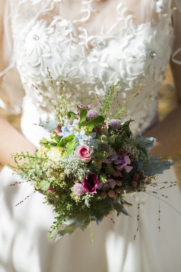 Mariée avec le bouquet de mariage photos libres de droits Mariée avec le bouquet de mariage photos libres de droits