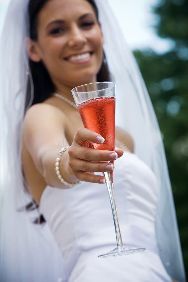Mariée avec un cocktail photographie stock Mariée avec un cocktail photographie stock