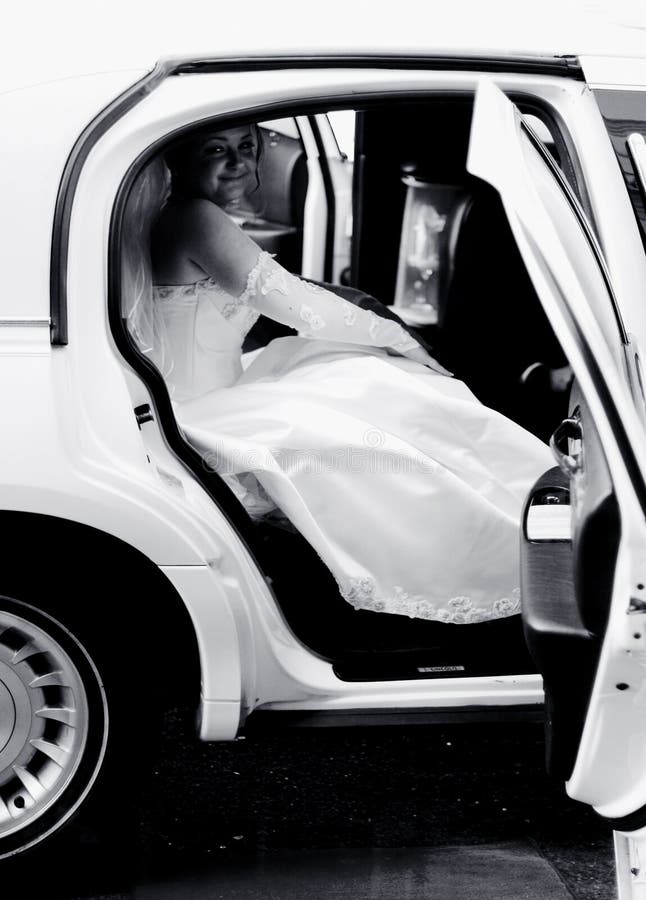 Mariée dans une limousine images libres de droits Mariée dans une limousine images libres de droits