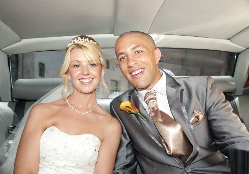 Mariée et marié dans un véhicule photos stock Mariée et marié dans un véhicule photos stock