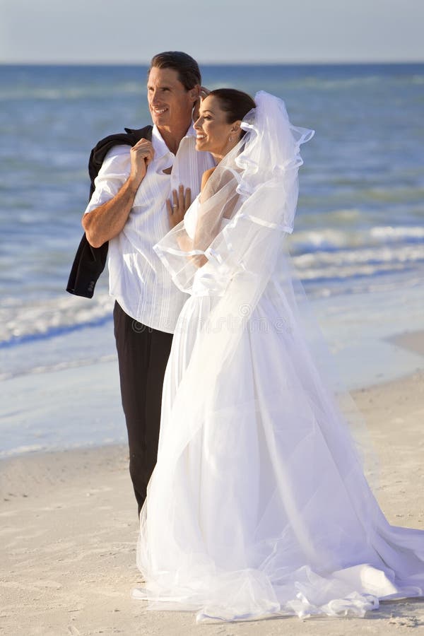 Mariée et ménages mariés par marié au mariage de plage photos libres de droits Mariée et ménages mariés par marié au mariage de plage photos libres de droits