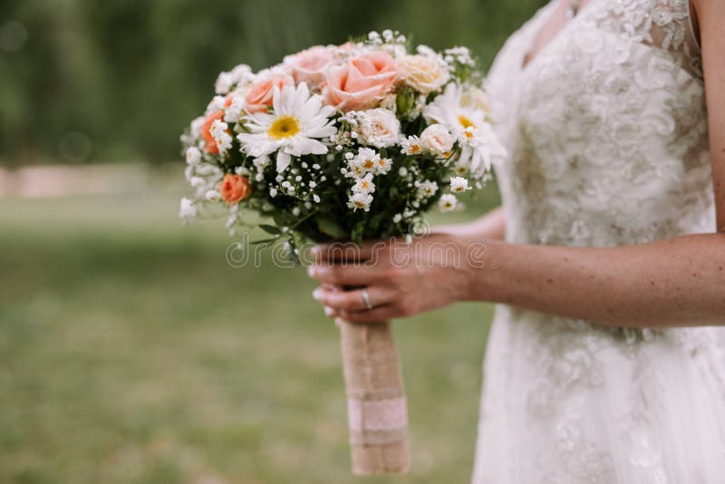 Mariée retenant le bouquet de mariage photo libre de droits Mariée retenant le bouquet de mariage photo libre de droits