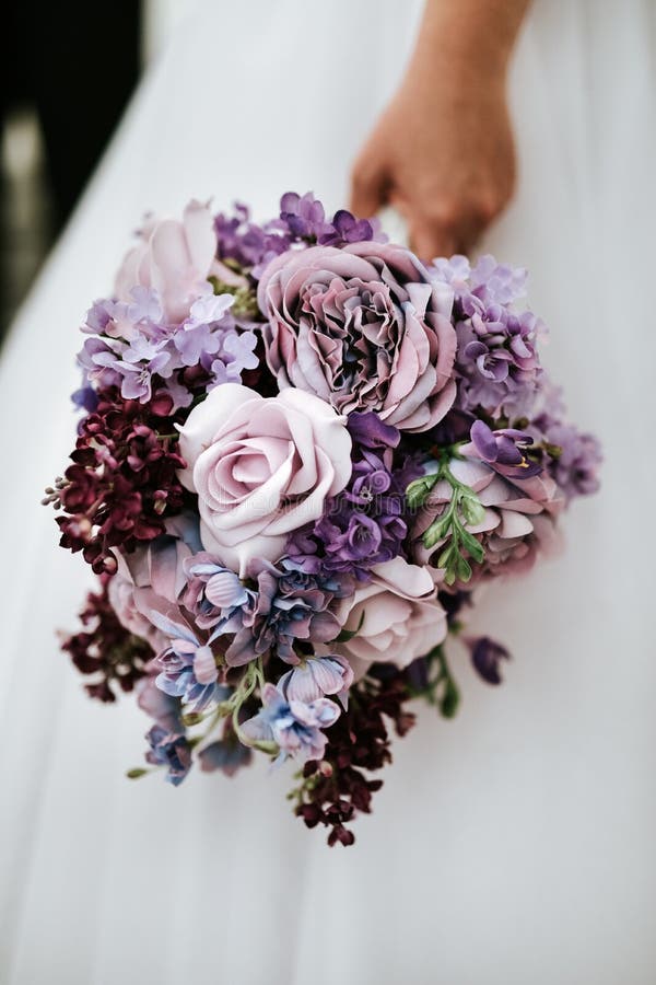 Mariée retenant le bouquet de mariage image stock Mariée retenant le bouquet de mariage image stock