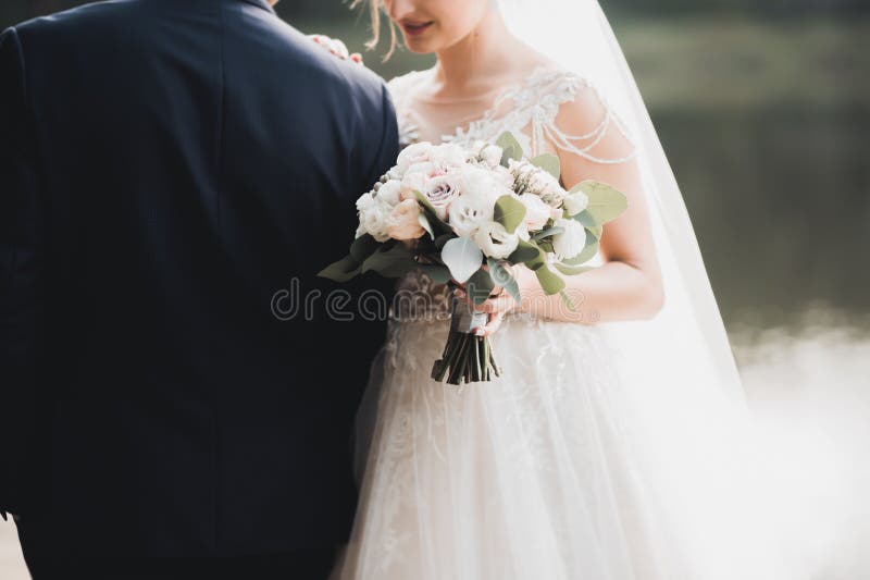 Mariée tenant grand et beau bouquet de mariage avec fleurs photo stock