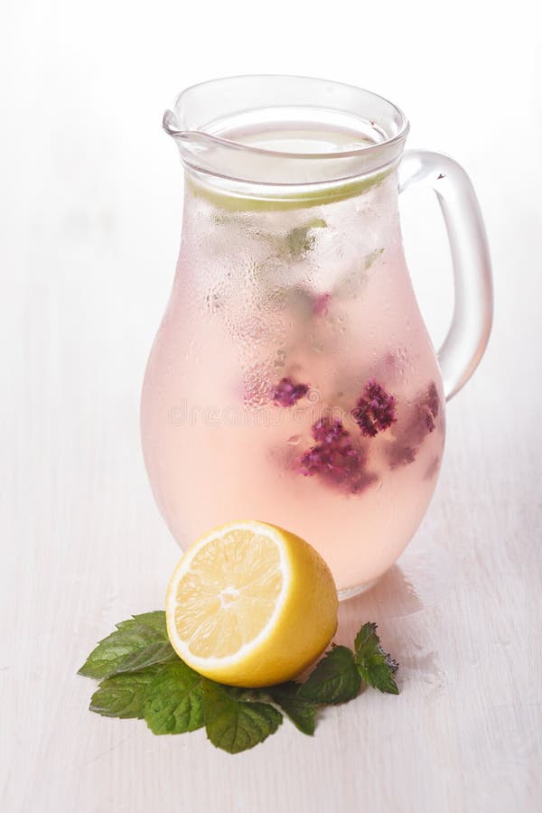 https://thumbs.dreamstime.com/b/marjoram-infused-water-blossoming-oregano-pitcher-iced-detox-wated-wild-oregano-bleached-wooden-table-clean-eating-56642768.jpg