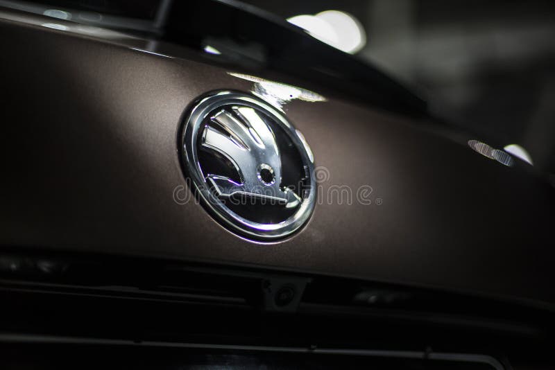 Marke Minsks, Weißrussland skoda Emblem-Logozeichen im Mai 2018 auf Auto während des autoexhibition auf skoda kodiaq stockbild Marke Minsks, Weißrussland skoda Emblem-Logozeichen im Mai 2018 auf Auto während des autoexhibition auf skoda kodiaq stockbild