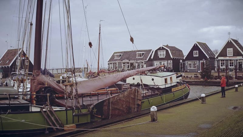 MARKEN, NEDERLAND - DECEMBER 30, 2017 Vastgelegde zeilboten en traditionele huizen royalty-vrije stock foto MARKEN, NEDERLAND - DECEMBER 30, 2017 Vastgelegde zeilboten en traditionele huizen royalty-vrije stock foto