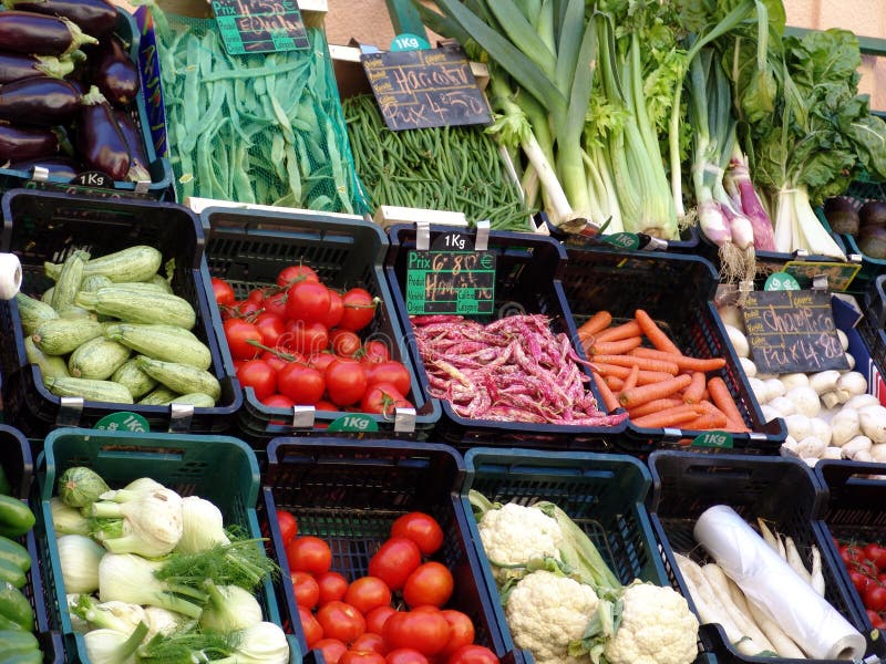 Verdure a vendere al mercato di Calvi in Corsica.