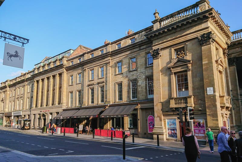 Market Street a Newcastle sopra Tyne, Inghilterra, con il caffè della via ed il teatro reali fotografia stock libera da diritti Market Street a Newcastle sopra Tyne, Inghilterra, con il caffè della via ed il teatro reali fotografia stock libera da diritti