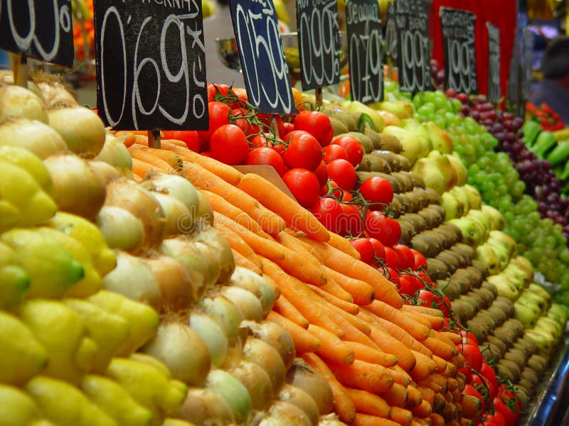 Mercato di frutta e verdura a Barcellona, in Spagna.