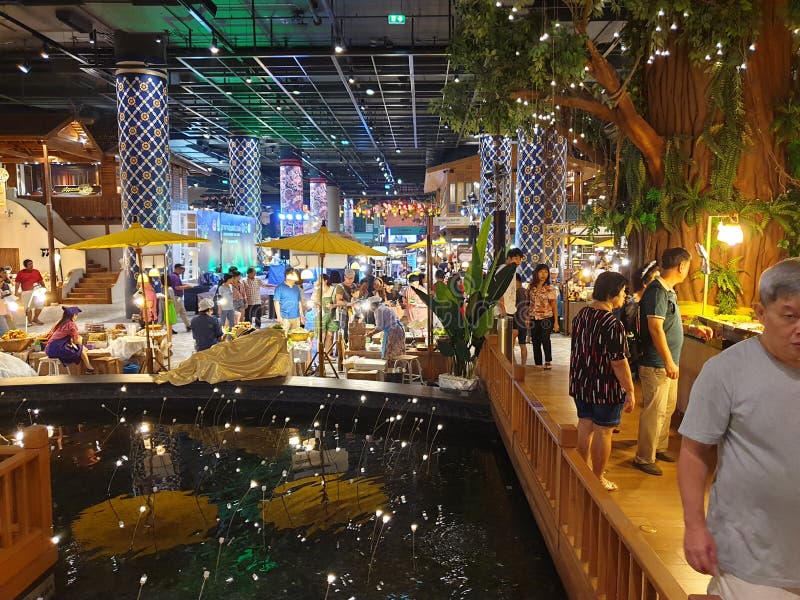 Marknad Bangkok, Thailand för vatten för Iconsiam galleria inomhus royaltyfri fotografi Marknad Bangkok, Thailand för vatten för Iconsiam galleria inomhus royaltyfri fotografi