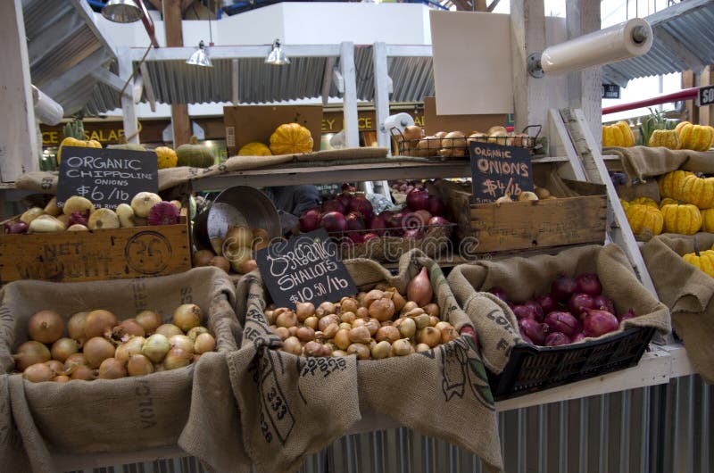 Marknad för organisk mat offentligt i Granville Island royaltyfri foto Marknad för organisk mat offentligt i Granville Island royaltyfri foto