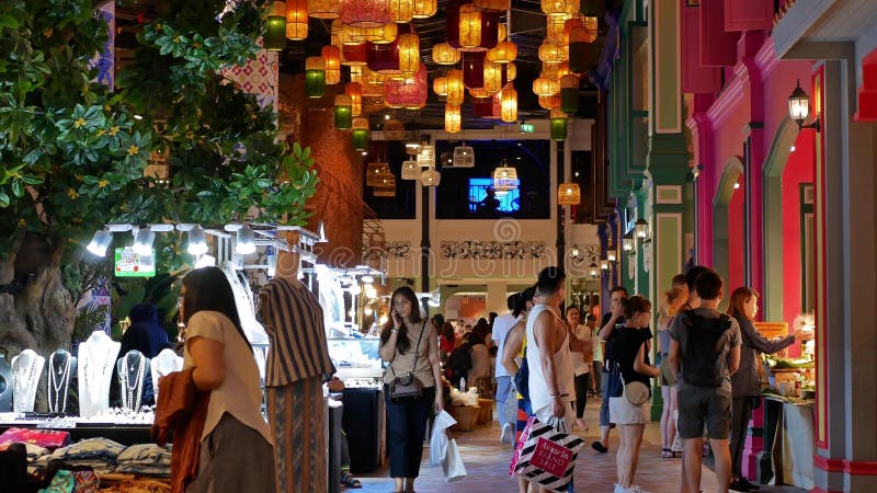 Marknaden för flytande golv på marken i Iconsiam shoppingcenter kan få de traditionella thailändska snacks, butiker för regionala