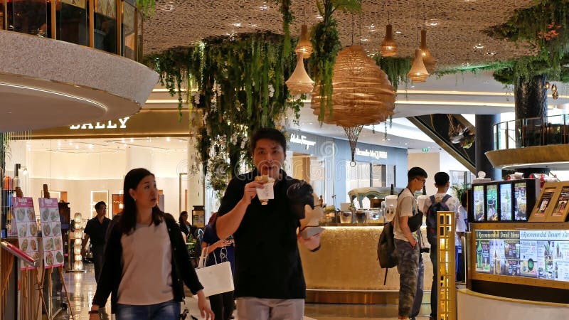 Marknaden för flytande golv på marken i Iconsiam shoppingcenter kan få de traditionella thailändska snacks, butiker för regionala