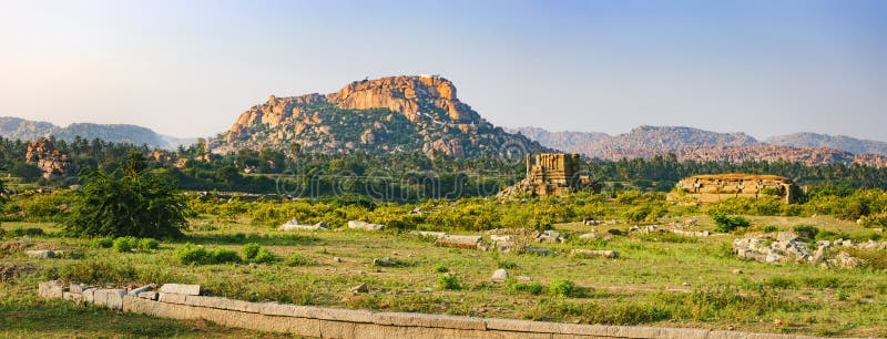 Marknadsföra komplexet av den Vitthala templet i Hampi, Indien arkivfoton Marknadsföra komplexet av den Vitthala templet i Hampi, Indien arkivfoton