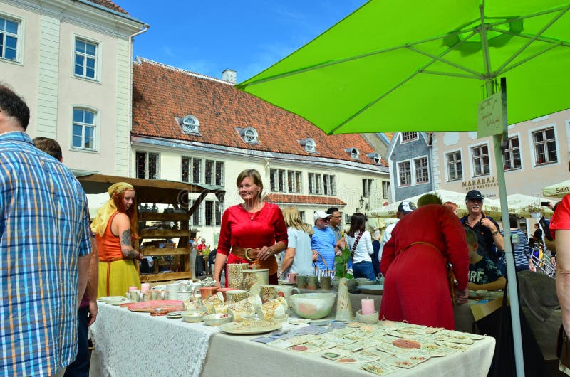 Markt in de hoofdstad van Estland Tallinn bij de Stad Hall Square i royalty-vrije stock foto Markt in de hoofdstad van Estland Tallinn bij de Stad Hall Square i royalty-vrije stock foto